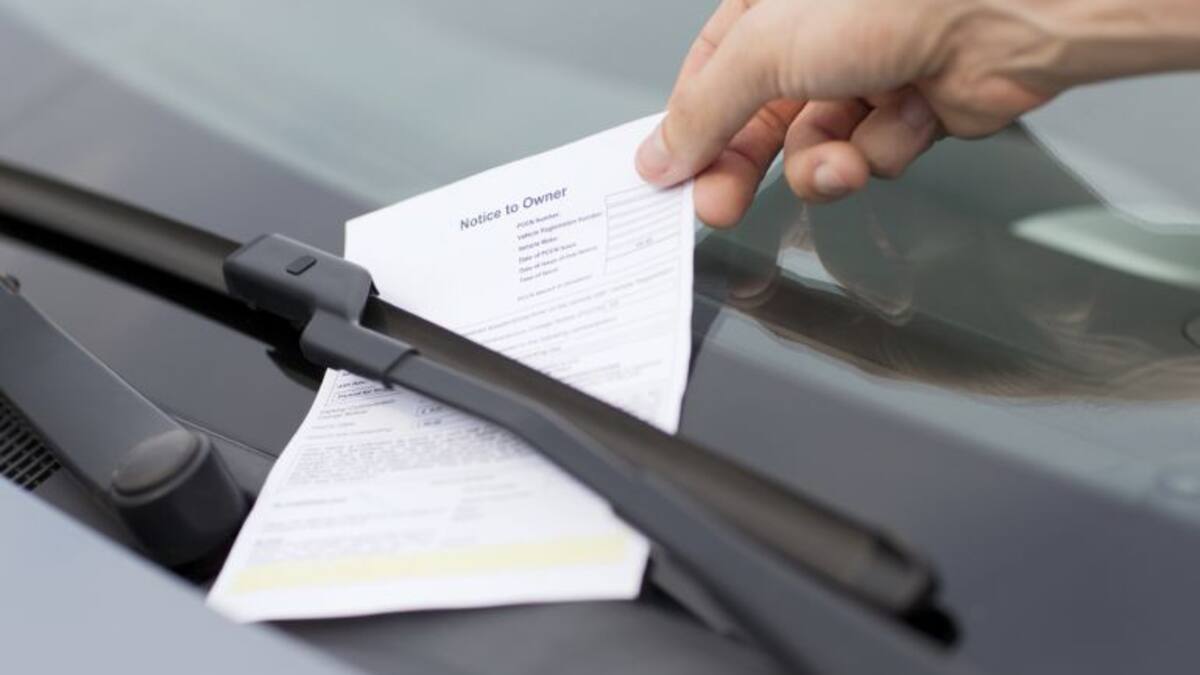 Mesa del mundo: Perdonan varias multas de tráfico a un conductor que había muerto dentro de su coche en Miami