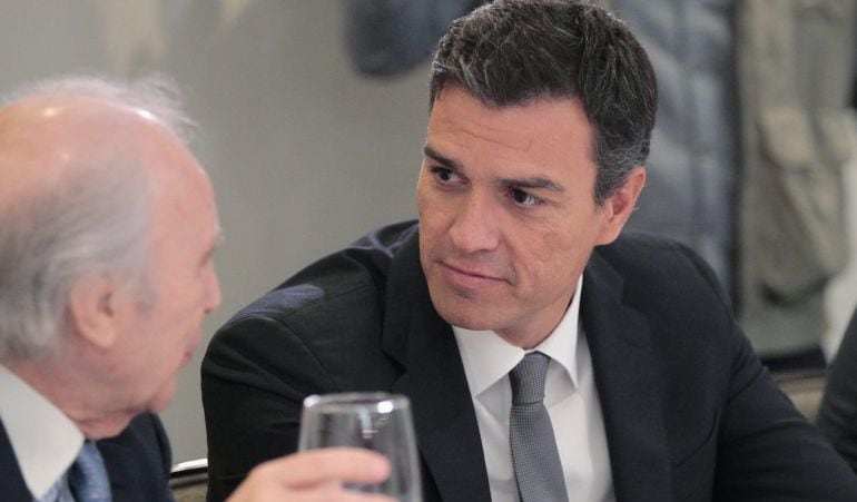 El secretario general del PSOE, Pedro Sánchez, habla con el presidente de la Cámara de Comercio de España en México, Fausto Gutiérrez Navas.