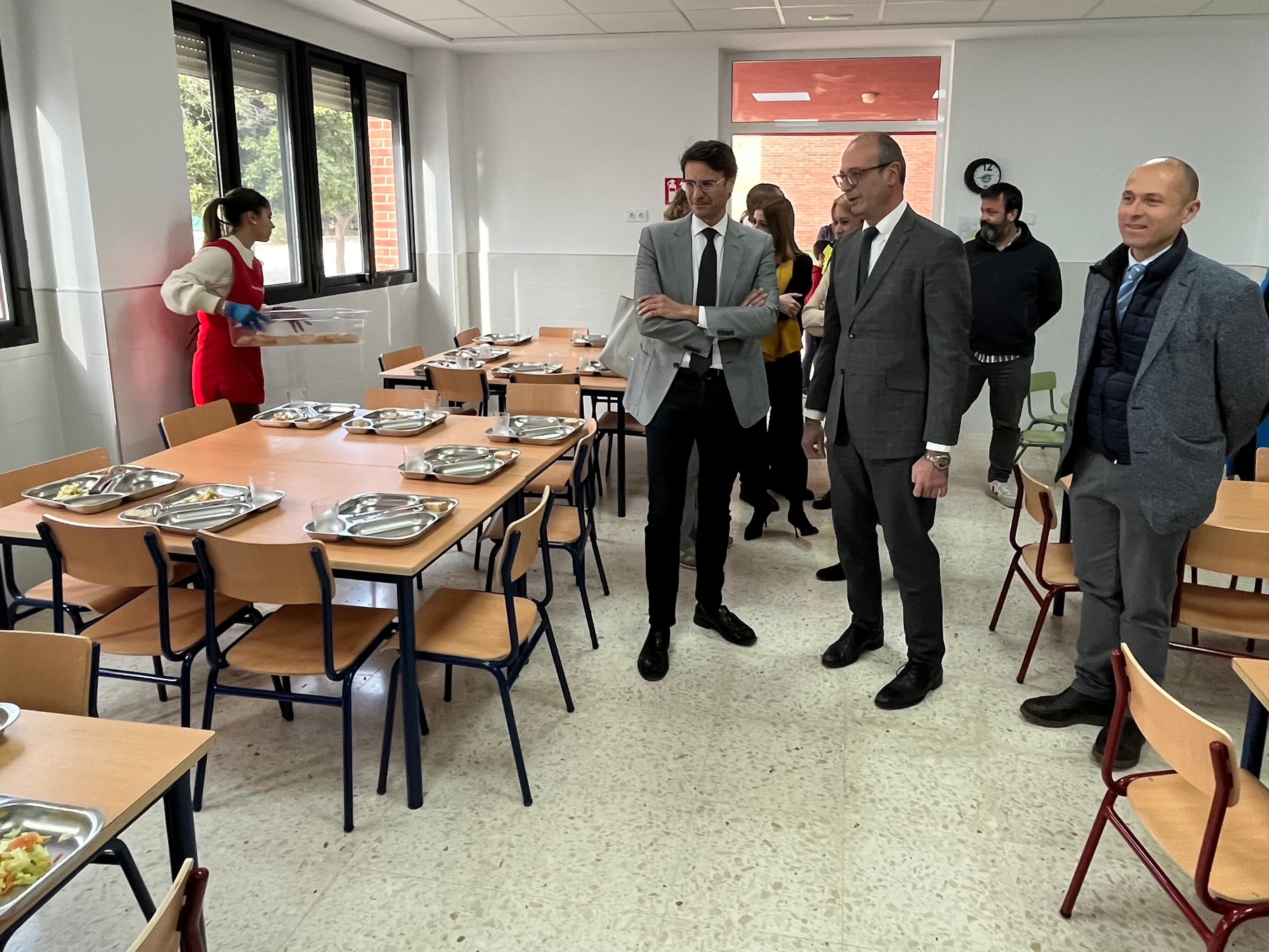 El consejero de Educación, Formación Profesional y Empleo, Víctor Marín, visita junto con el alcalde de Molina de Segura, José Ángel Alfonso, el nuevo comedor del CEIP La Purísima