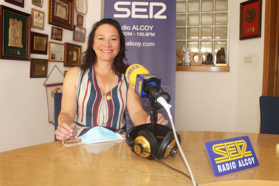 Indira Amaya de Ameglio en el estudio central de Radio Alcoy