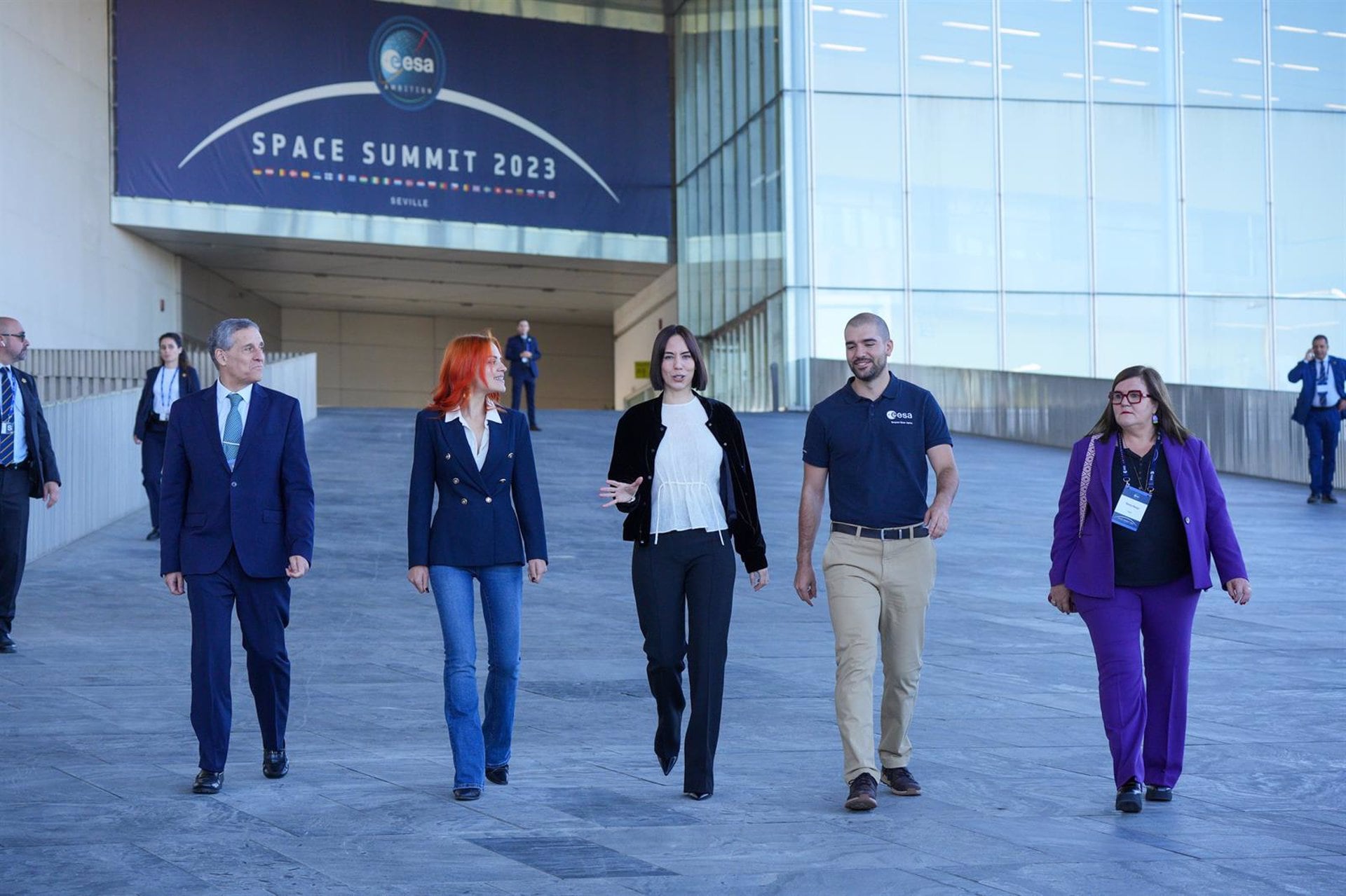 La ministra de Ciencia, Diana Morant, junto a los astronautas españoles Sara García y Pablo Álvarez, en el Palacio de Congresos y Exposiciones Fibes de Sevilla