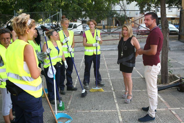 Mamen Sánchez y José Antonio Díaz con los trabajadores en San Telmo