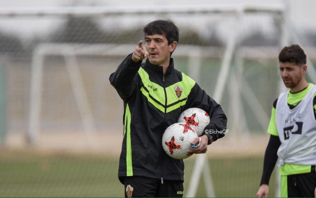 Pacheta dirige un entrenamiento del Elche ante la mirada de Javi Flores