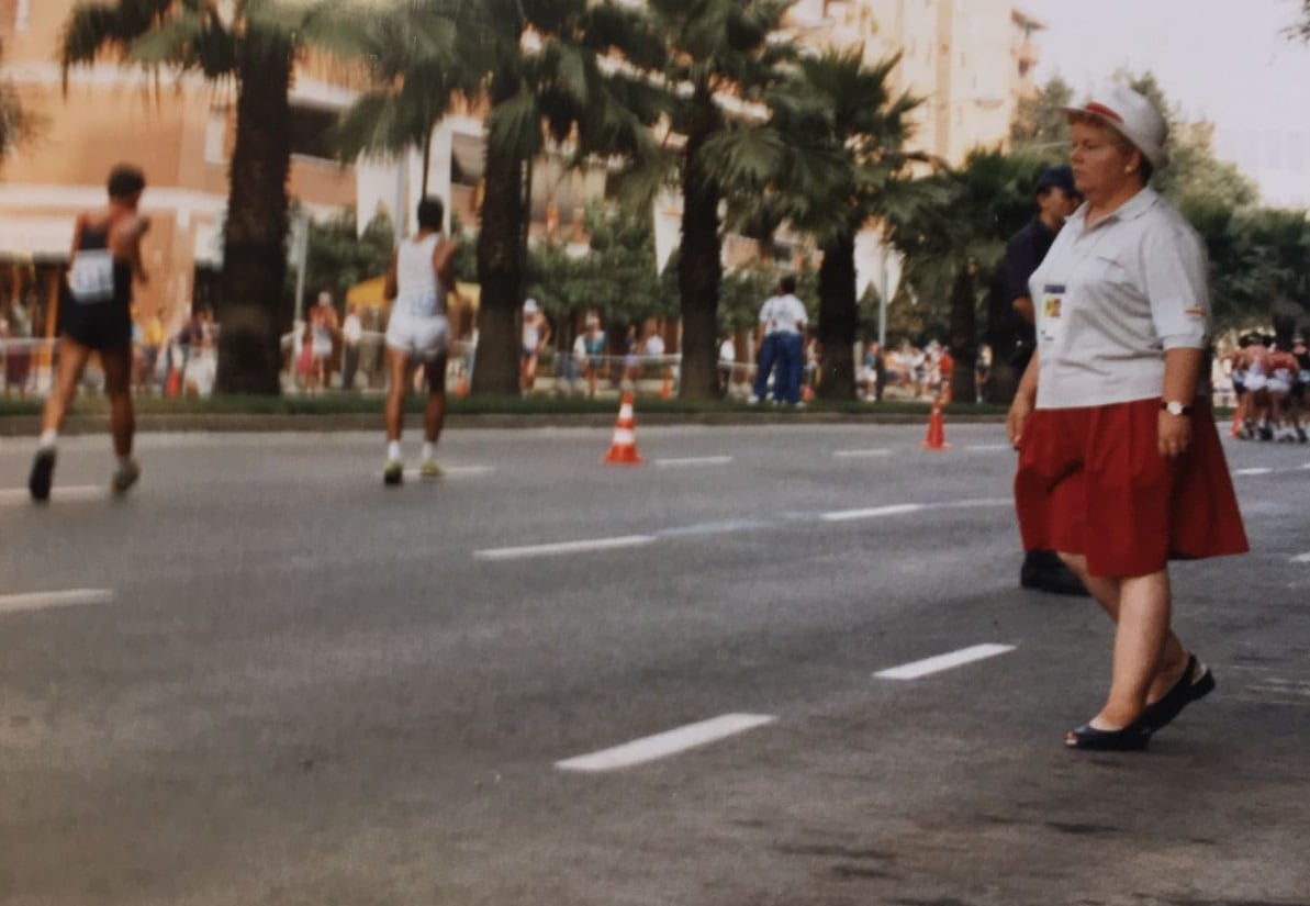 Maria Dolors Agràs fent de jutge a la prova de marxa dels JJOO de Barcelona 92