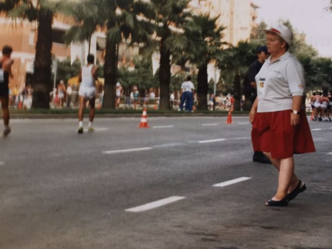 Maria Dolors Agràs fent de jutge a la prova de marxa dels JJOO de Barcelona 92