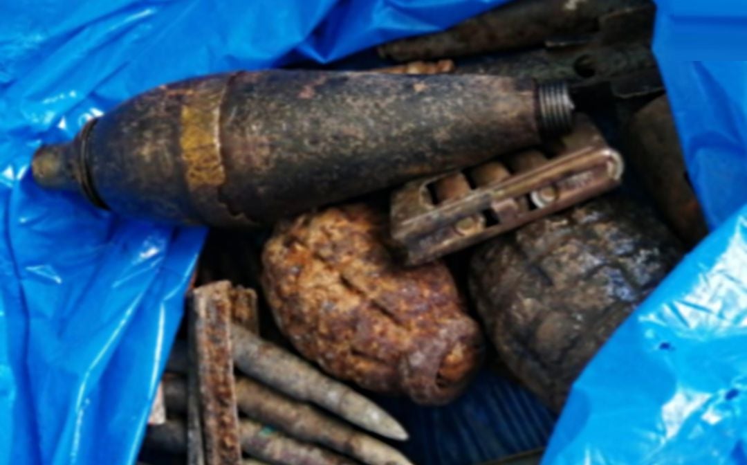 Les tres granades de morter, de mà i altre tipus de munició s'han trobat en una bossa en ple carrer