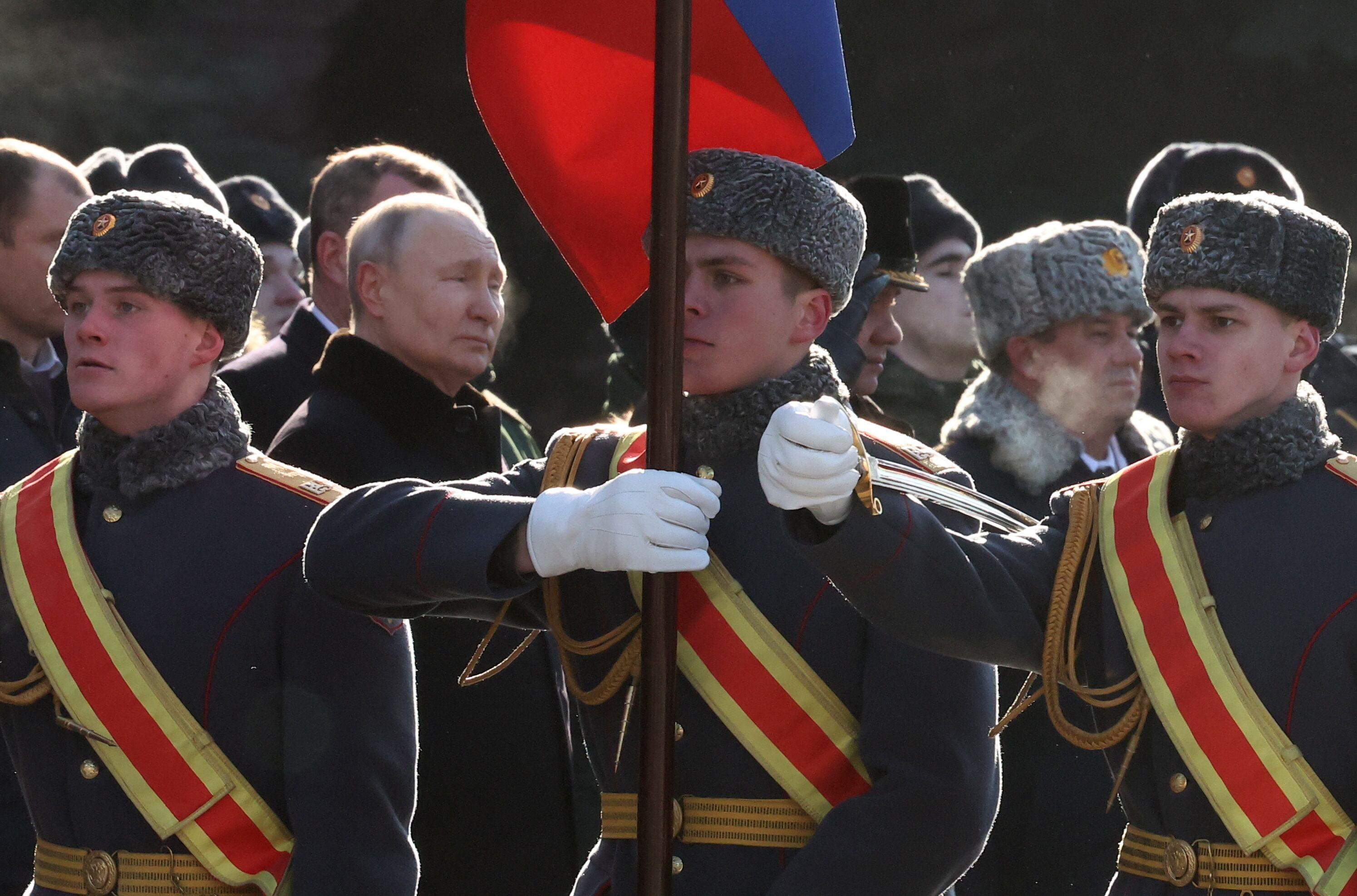 El presidente ruso, Vladímir Putin, atiende un desfile militar junto a otros soldados del país en Moscú en 2023.