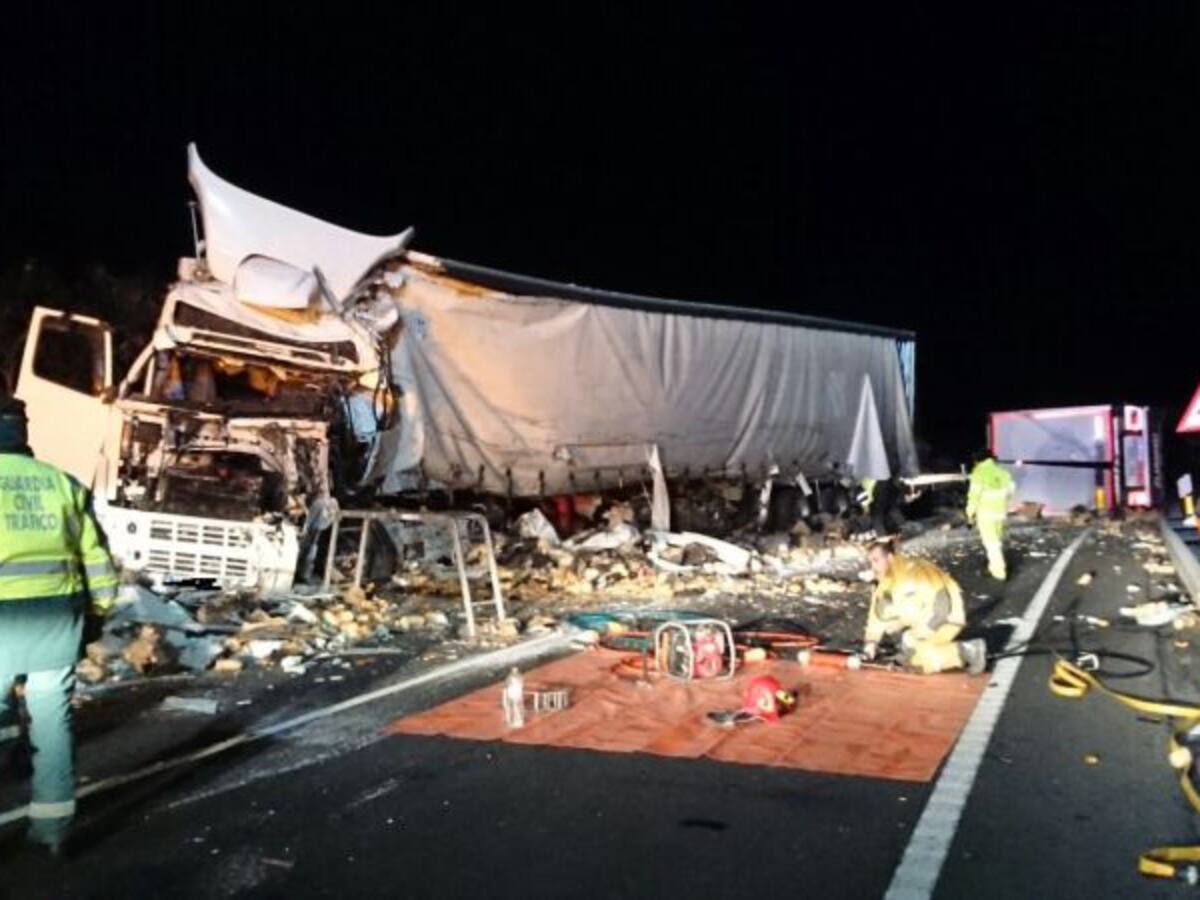 Dos camioneros fallecen tras chocar sus vehículos en la Nacional 344 en Villena