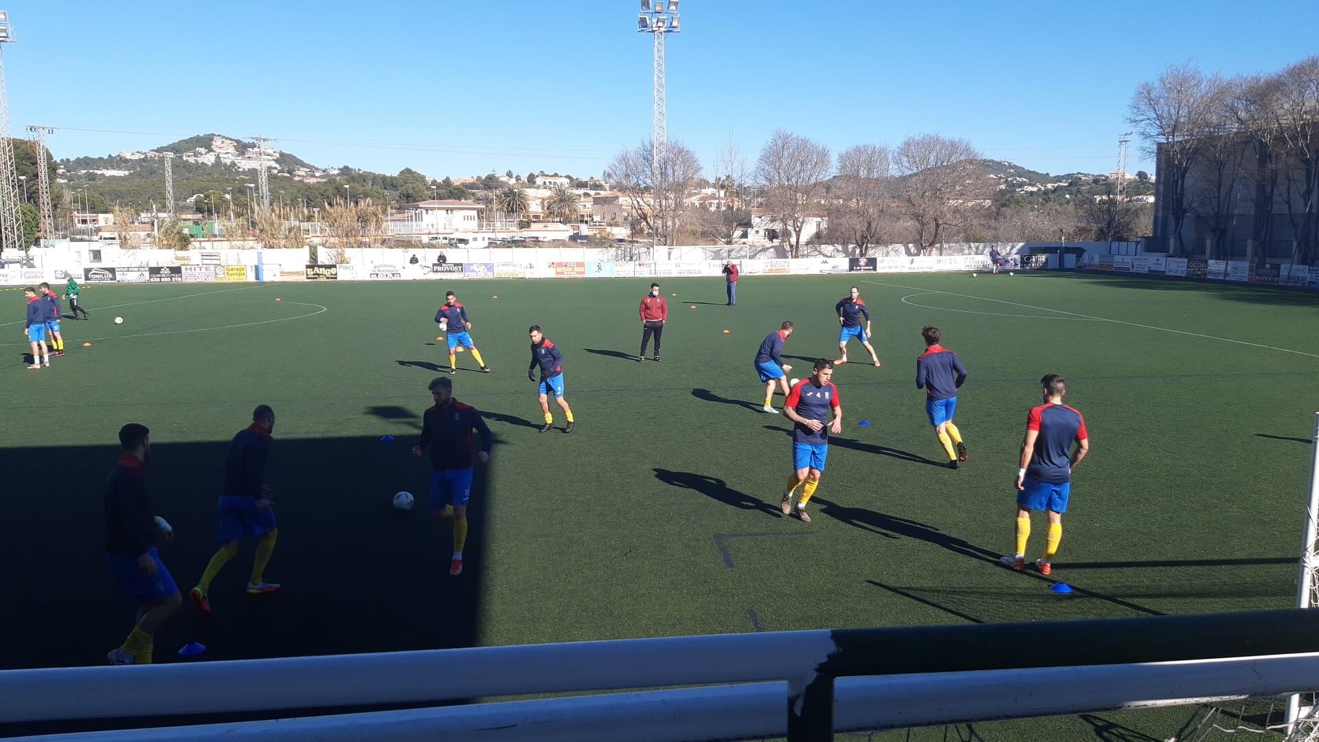 Calentamiento minutos antes del derbi entre Calpe y Dénia.