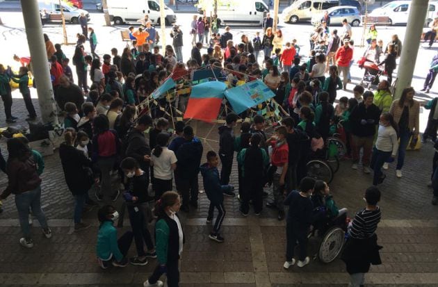 Los estudiantes del colegio público Ciudad de Jaén (Madrid) limpian la plaza de Orcasitas.