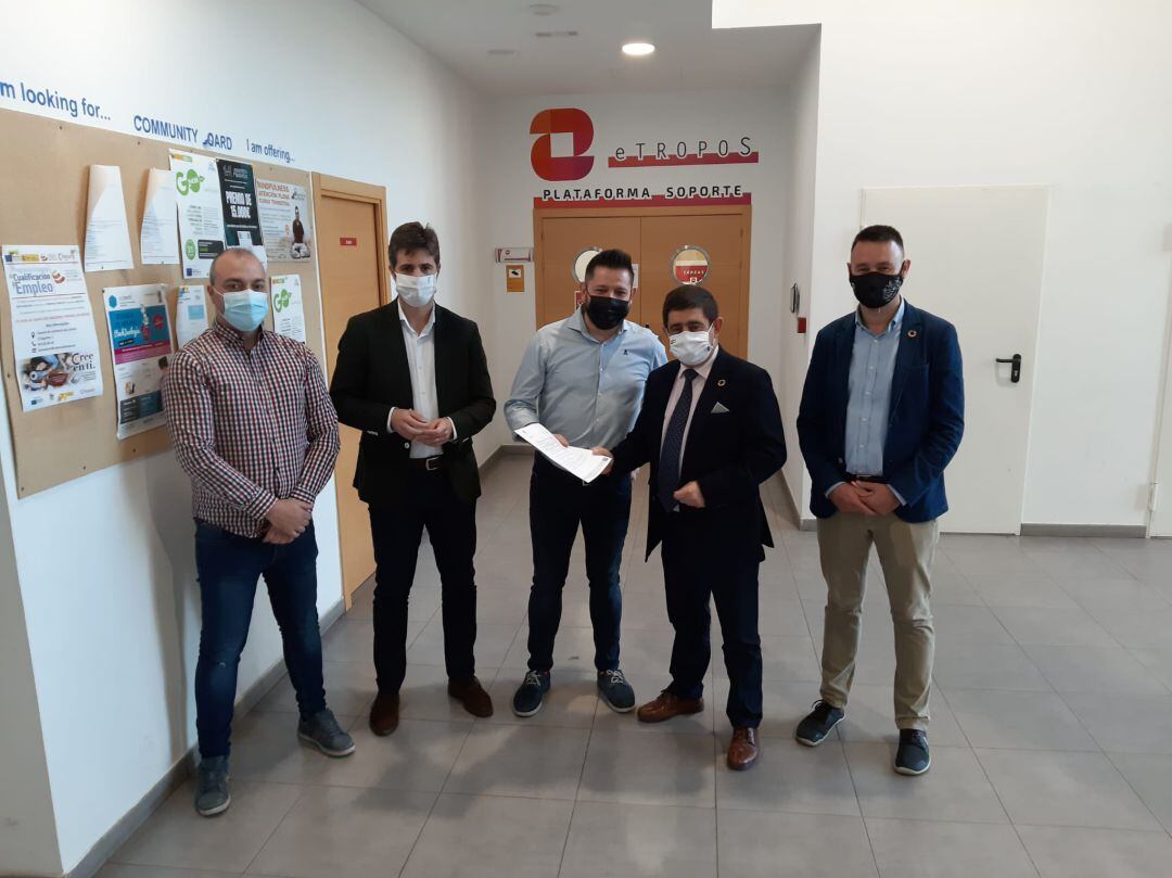 representantes de etropoS y de la Diputación de Jaén en el acto de entrega de ayudas a la contratación que recibe la empresa.