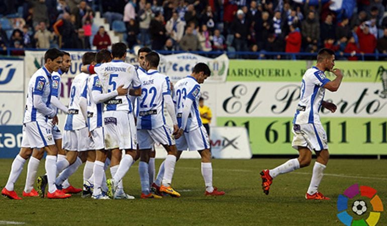 Los jugadores del CD Leganés celebran el tanto de Dzymanowski