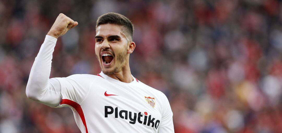 GRAF6285. SEVILLA.- El delantero del Sevilla André Silva celebra el gol que ha marcado ante el Valladolid, el primero del equipo, durante el partido de la decimotercera jornada de Liga que disputan en el estadio Sánchez Pizjuan. EFE Jose Manuel Vidal.