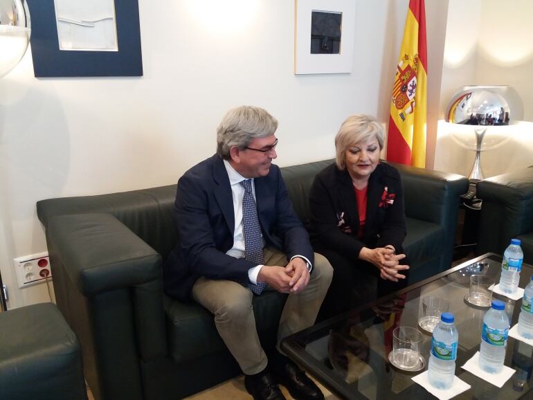 La Directora General del IMSERSO, Carmen Balfagón, conversa con el Delegado del Gobierno en Asturias, Mariano Marín