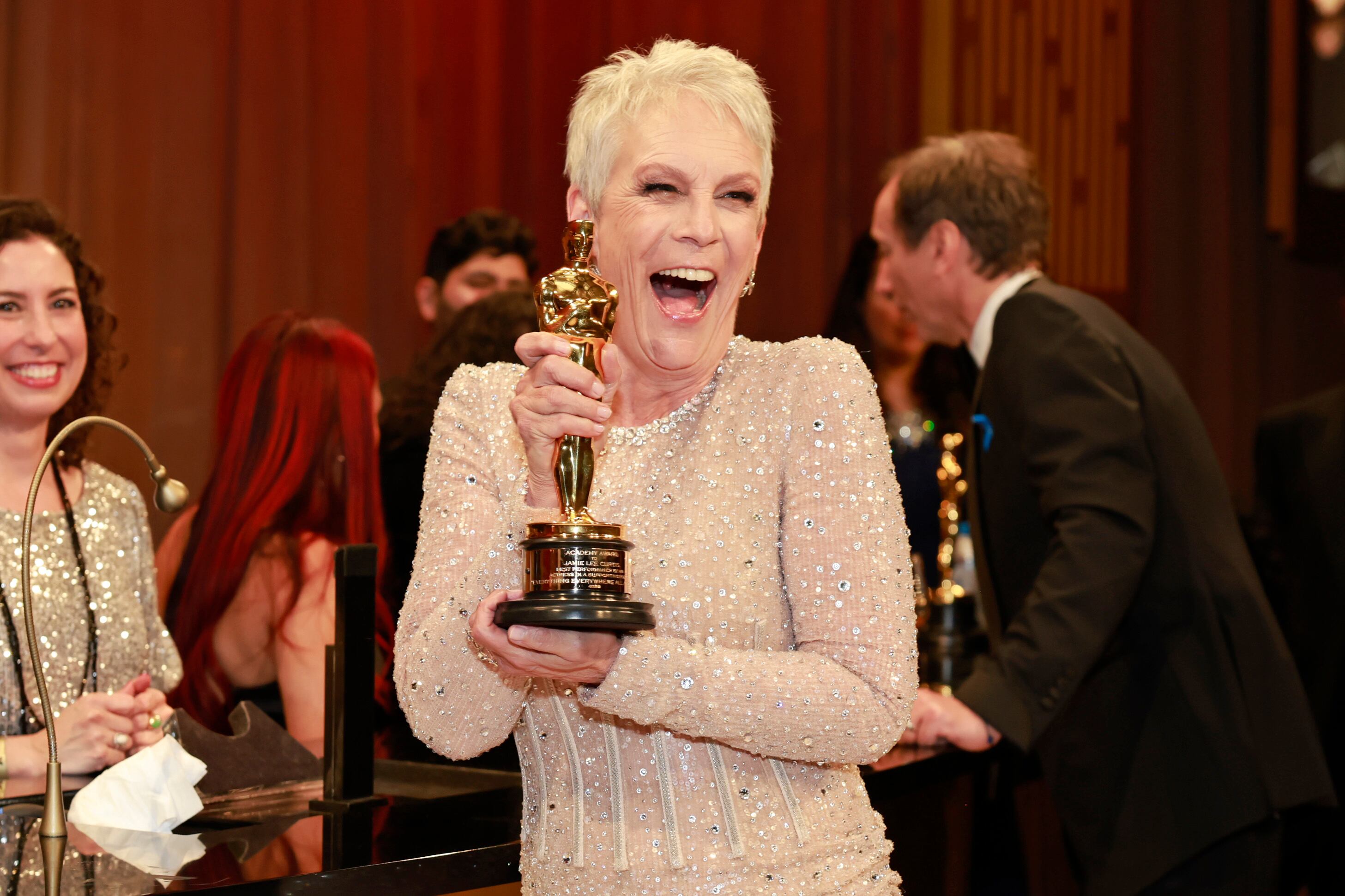 La emoción de Jaime Lee Curtis al llevarse su primer premio Oscar