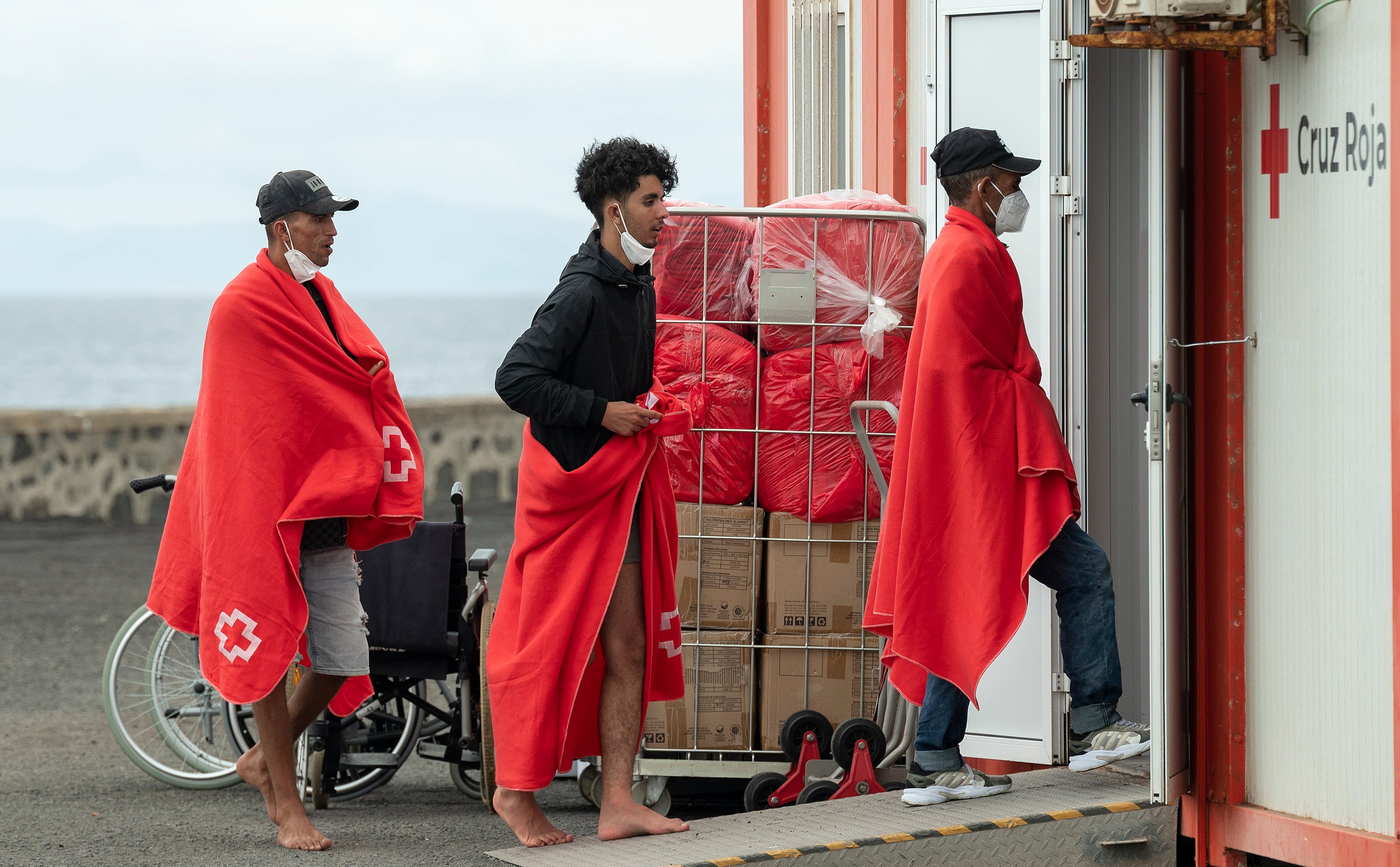 Tres inmigrantes tras ser rescatados en Lanzarote. EFE/ Adriel Perdomo