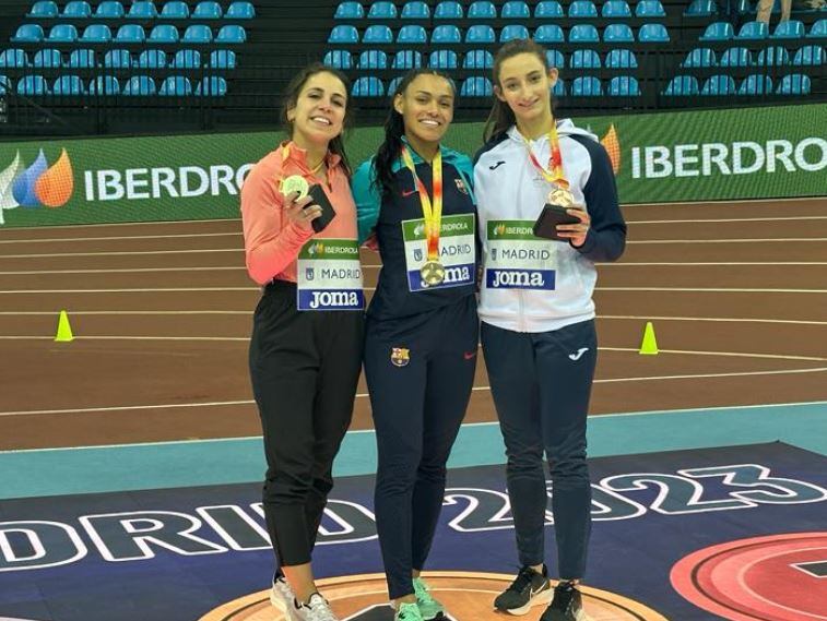 Elena Guiu, a la derecha, con la medalla de bronce
