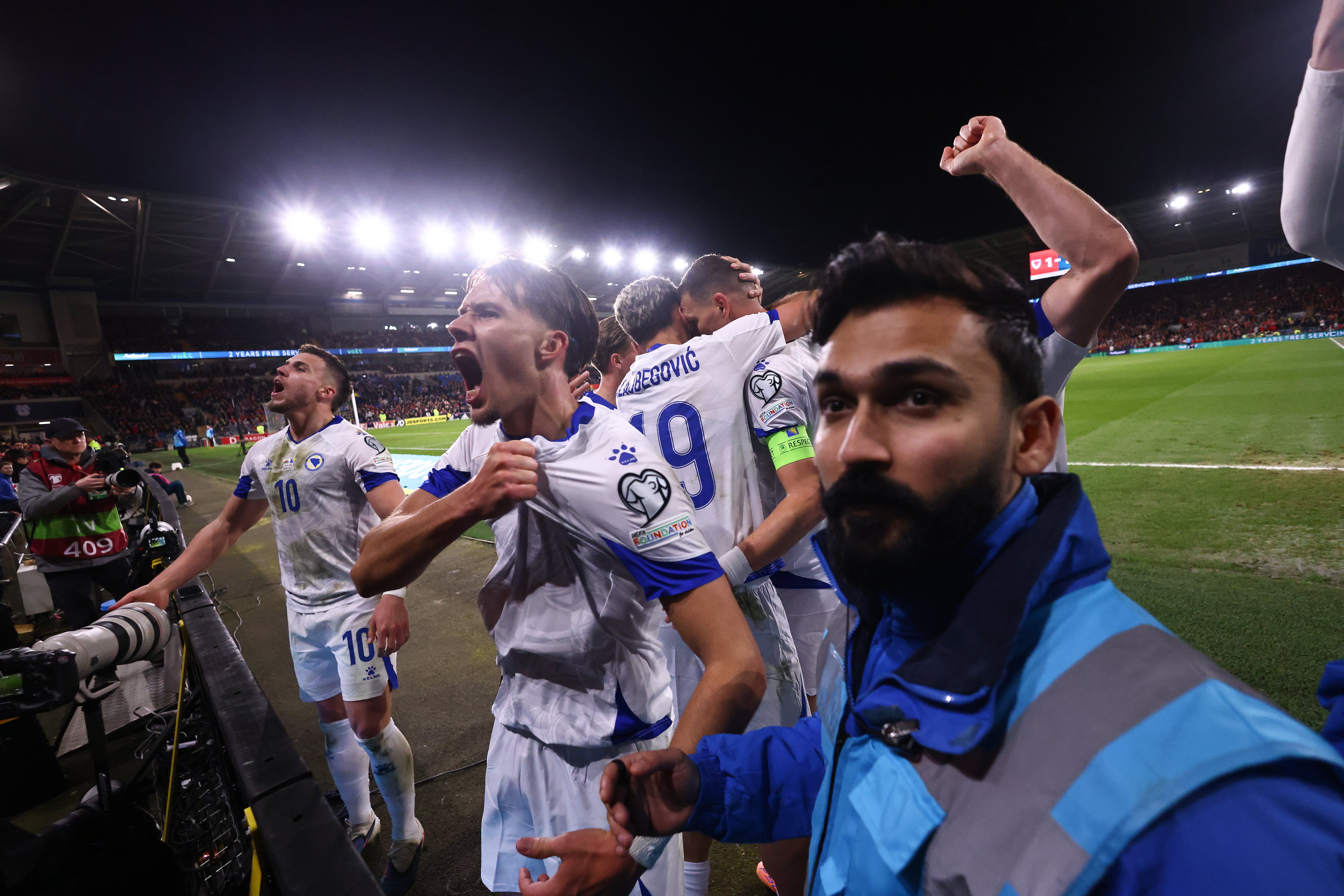 Los jugadores de Bosnia celebran el gol de Dzeko. (Robbie Jay Barratt - AMA/Getty Images)