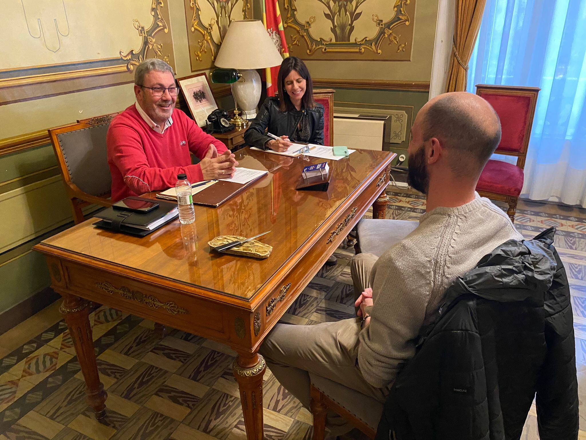 José Miguel Veintemilla con uno de los ciudadanos con los que se reunió