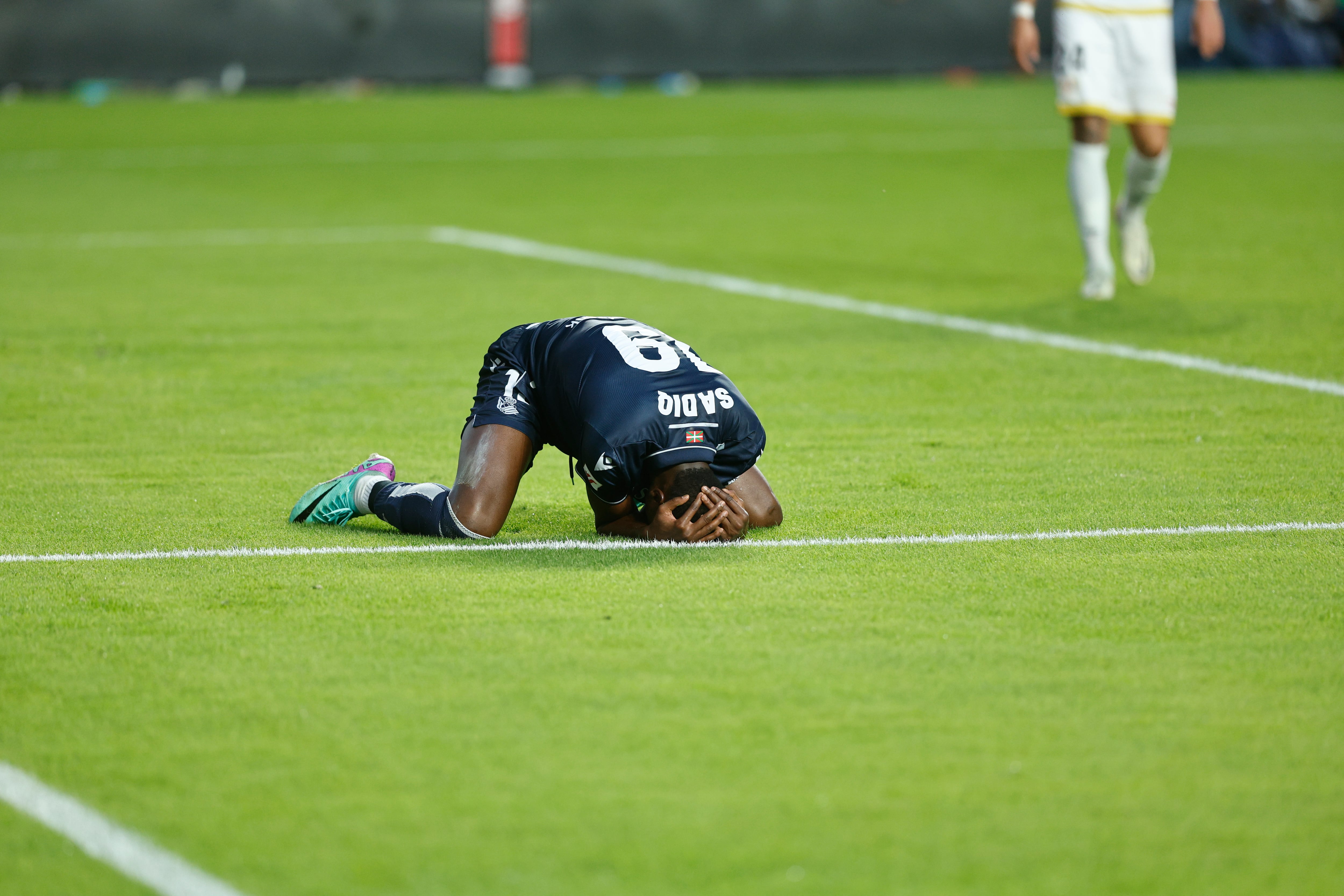 MADRID, 29/10/2023.- El delantero nigueriano de la Real Sociedad Sadiq Umar Mesbah durante el partido correspondiente a la jornada 11 de LaLiga que disputan Rayo Vallecano y Real Sociedad este domingo en el Campo de Fútbol de Vallecas. EFE/ Rodrigo Jimenez
