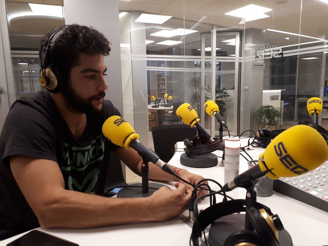 Nico López, central del BlasGon y Bodegas Ceres, en los estudios de Radio Aranda Caden SER.