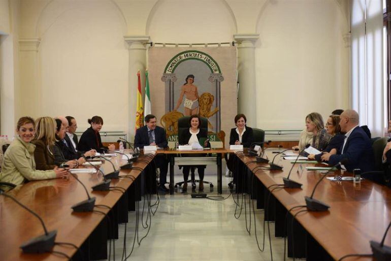 La consejera de Igualdad y Políticas Sociales de la Junta de Andalucía, María José Sánchez, acompañada por el presidende de la Diputación, José Entrena, y la Delegada de la Junta en Granada, Sandra García, durante la rueda de prensa de este viernes.