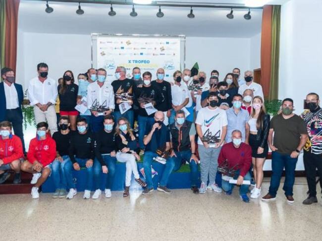 Foto de familia de los campeones y galardonados.