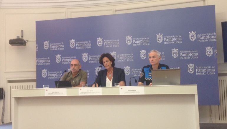 En Pamplona, la concejala de Seguridad Ciudadana, Itziar Gómez, y el concejal de Ciudad Habitable, Joxe Abaurrea, realizan una evaluación del plan para la amabilización del centro tras su primer año de funcionamiento