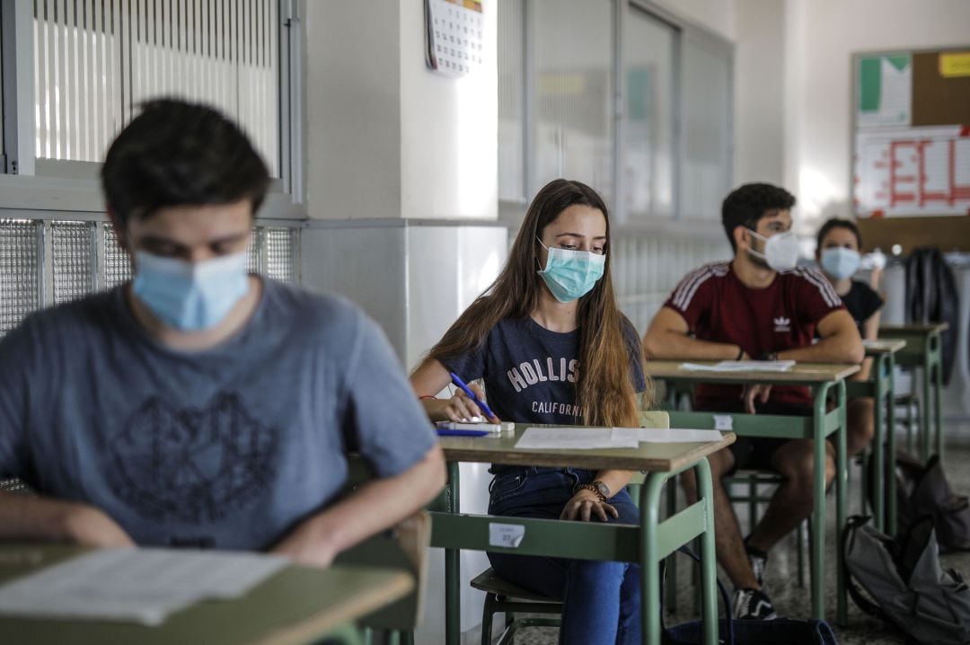 Estudiantes de bachillerato durante la realización de los exámenes Selectividad o Pruebas de Acceso a la Universidad (PAU), en Valencia, Comunidad Valenciana (España), a 7 de julio de 2020.