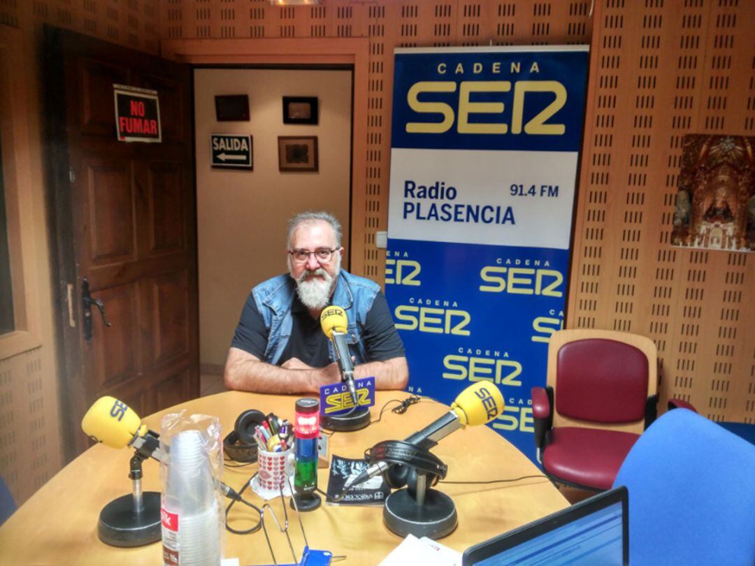 Esteban Márquez en los estudios de la Cadena SER Norte de Extremadura