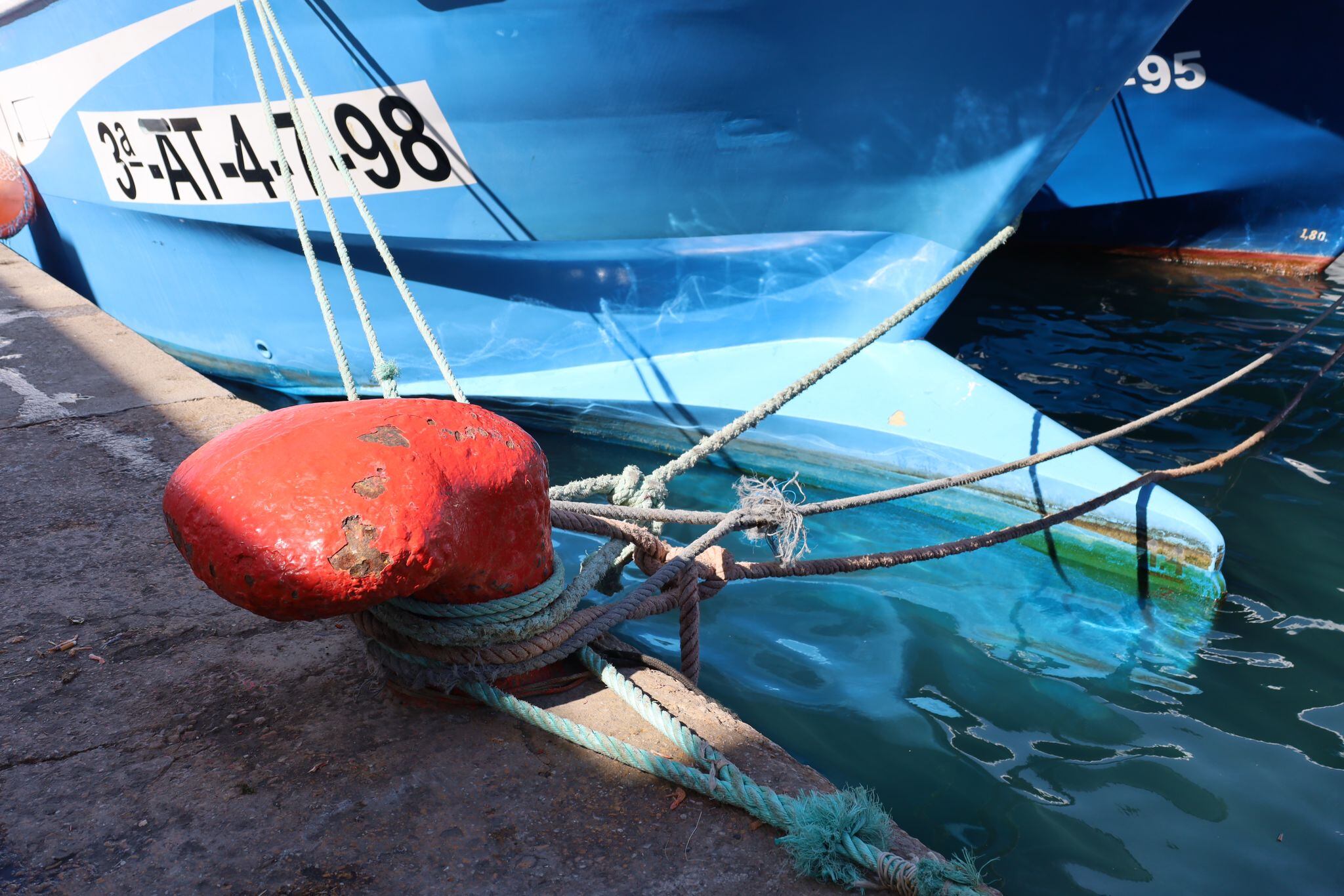 Barco pesquero amarrado en el puerto de Villajoyosa en una imagen de archivo