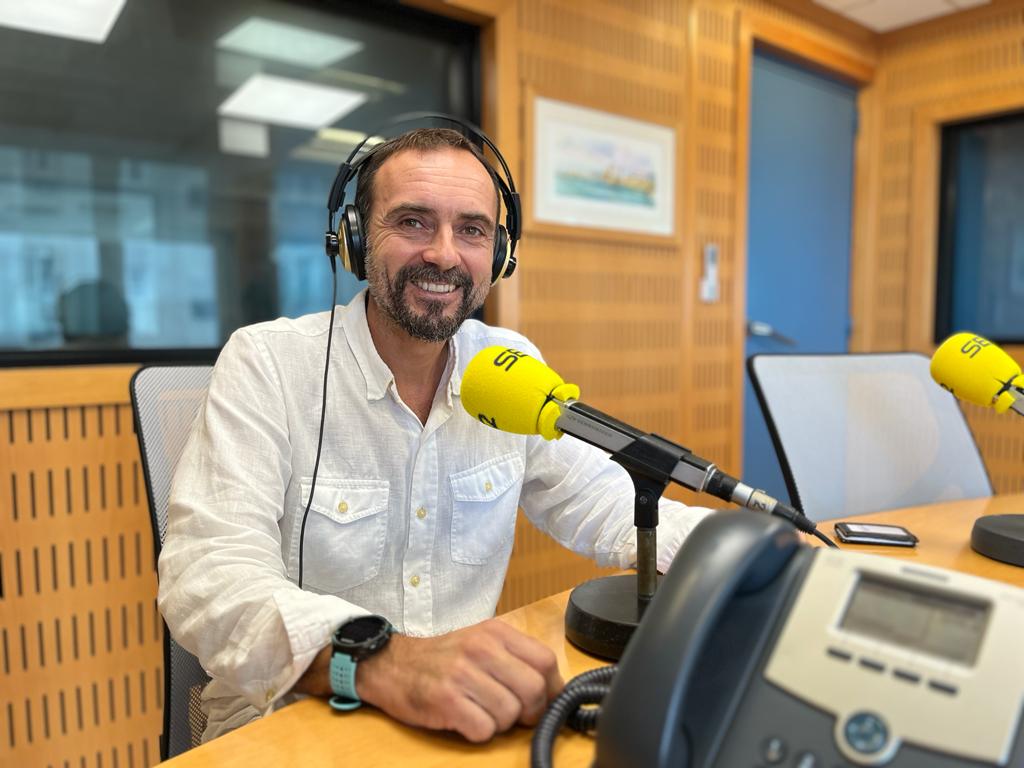 El presidente de Eléctrica de Cádiz, José Ramón Páez, en los estudios de Radio Cádiz