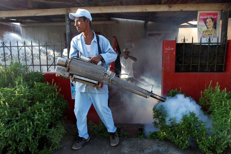 Un grupo de técnicos fumigan casas en Managua, la capital de Nicaragua, con el objetivo de erradicar la presencia de los mosquitos que transmiten el virus del Zika. 