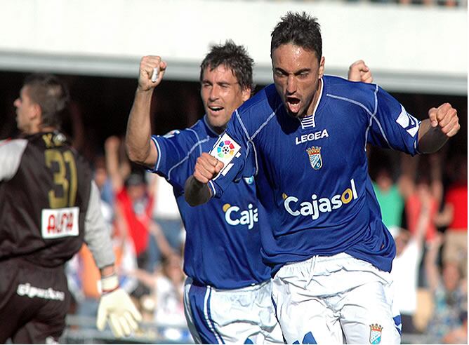 Los jugadores del Xerez celebran el gol de Momo