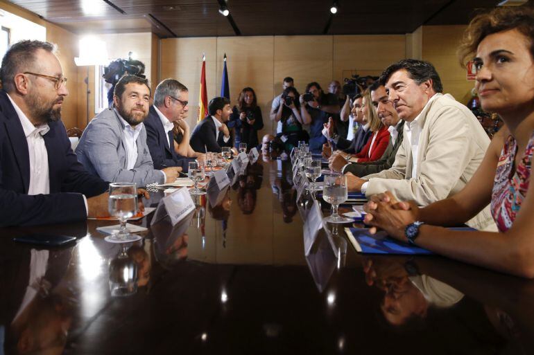 Los miembros del equipo negociador de Ciudadanos los del Partido Popular posan para los medios momentos antes de la reunión 