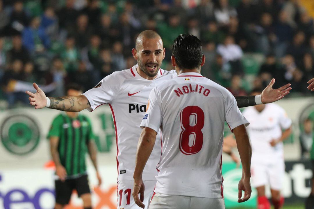 El delantero español del Sevilla FC Nolito (d) celebra con su compañero Aleix Vidal tras abrir el marcador con el 0-1 ante el Akhisar Belediyespor en un encuentro de la fase de grupos de la UEFA Liga Europa disputado en Manisa (Turquía) hoy, 8 de noviembr