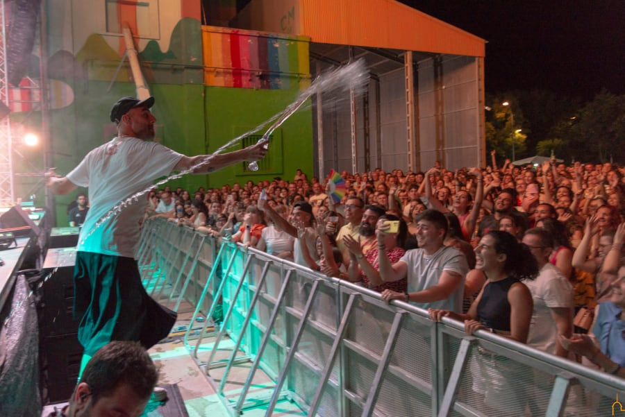 El cantante gastó una broma a su público arrojándoles agua.