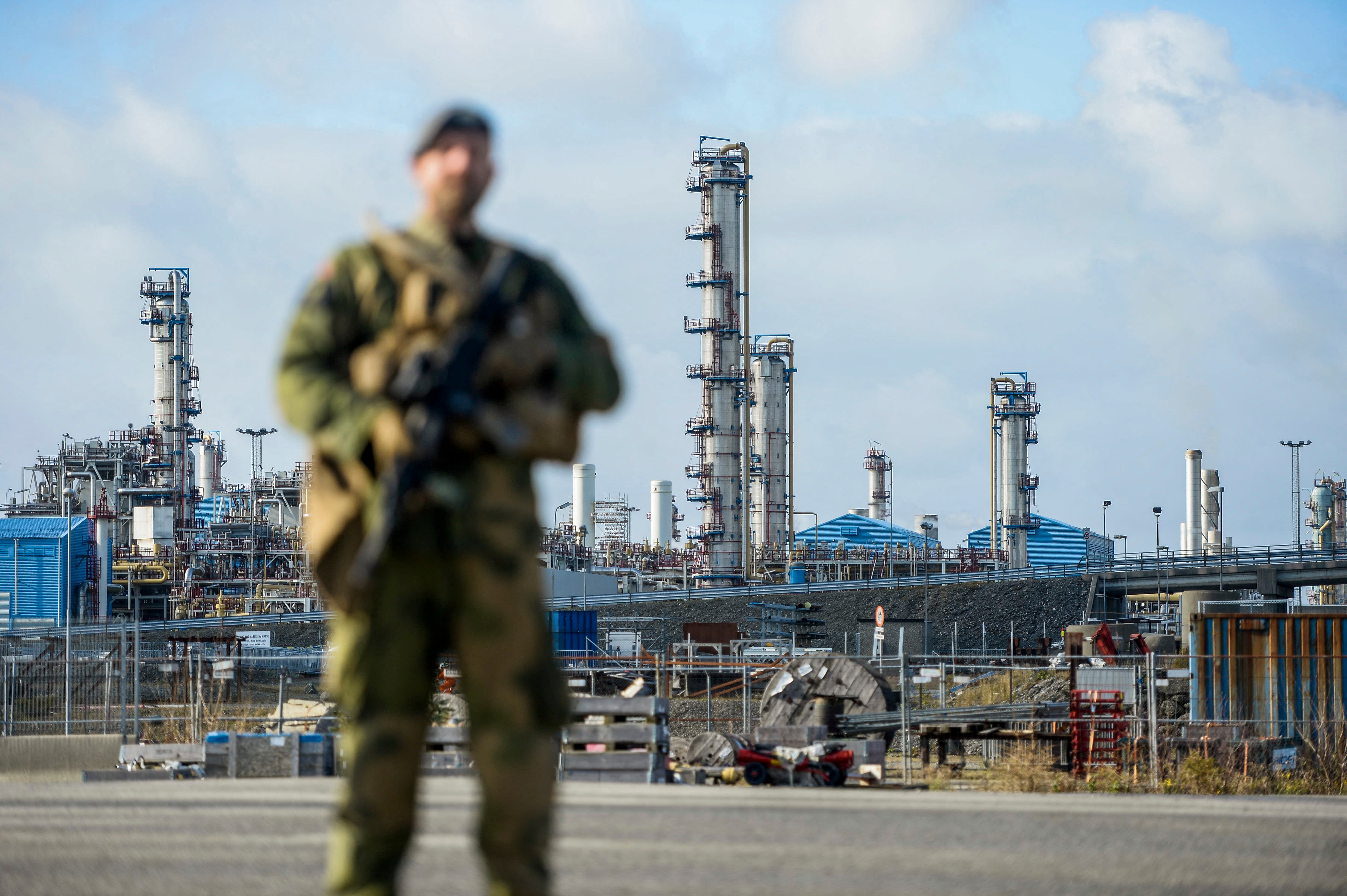 Un soldado de la Guardia Nacional de Noruega hace guardia en una planta de gas de la provincia de Rogaland