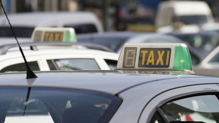 Varios taxis en una parada