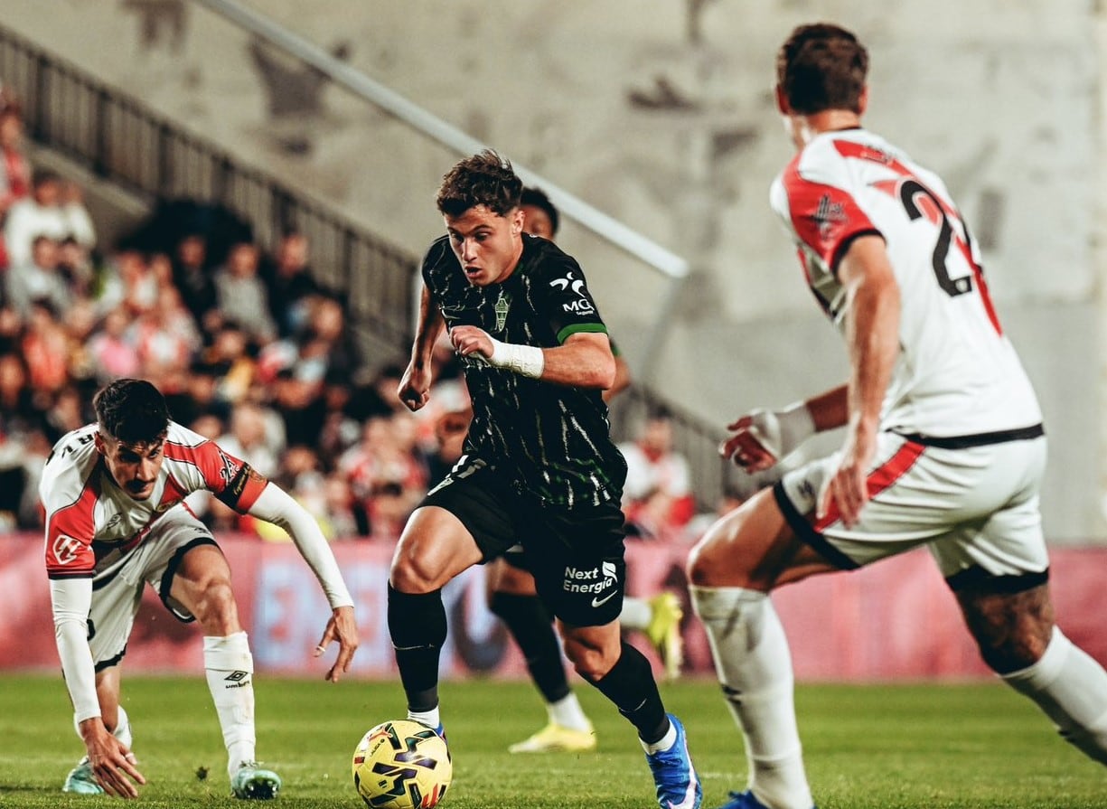 Valera conduce la pelota en un momento del Rayo-Elche CF jugado en Vallecas