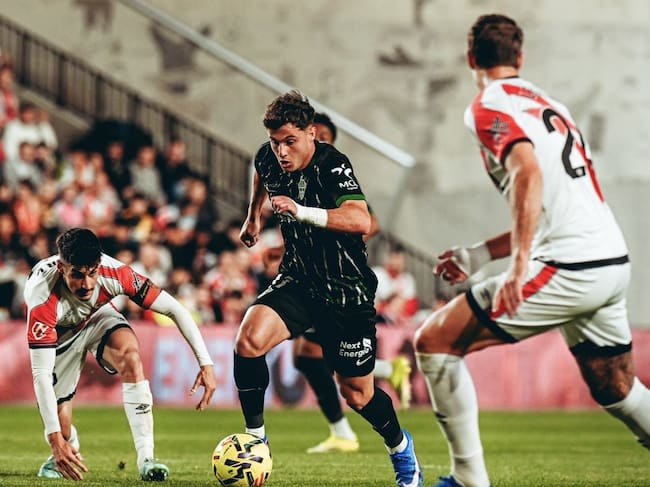 Valera conduce la pelota en un momento del Rayo-Elche CF jugado en Vallecas