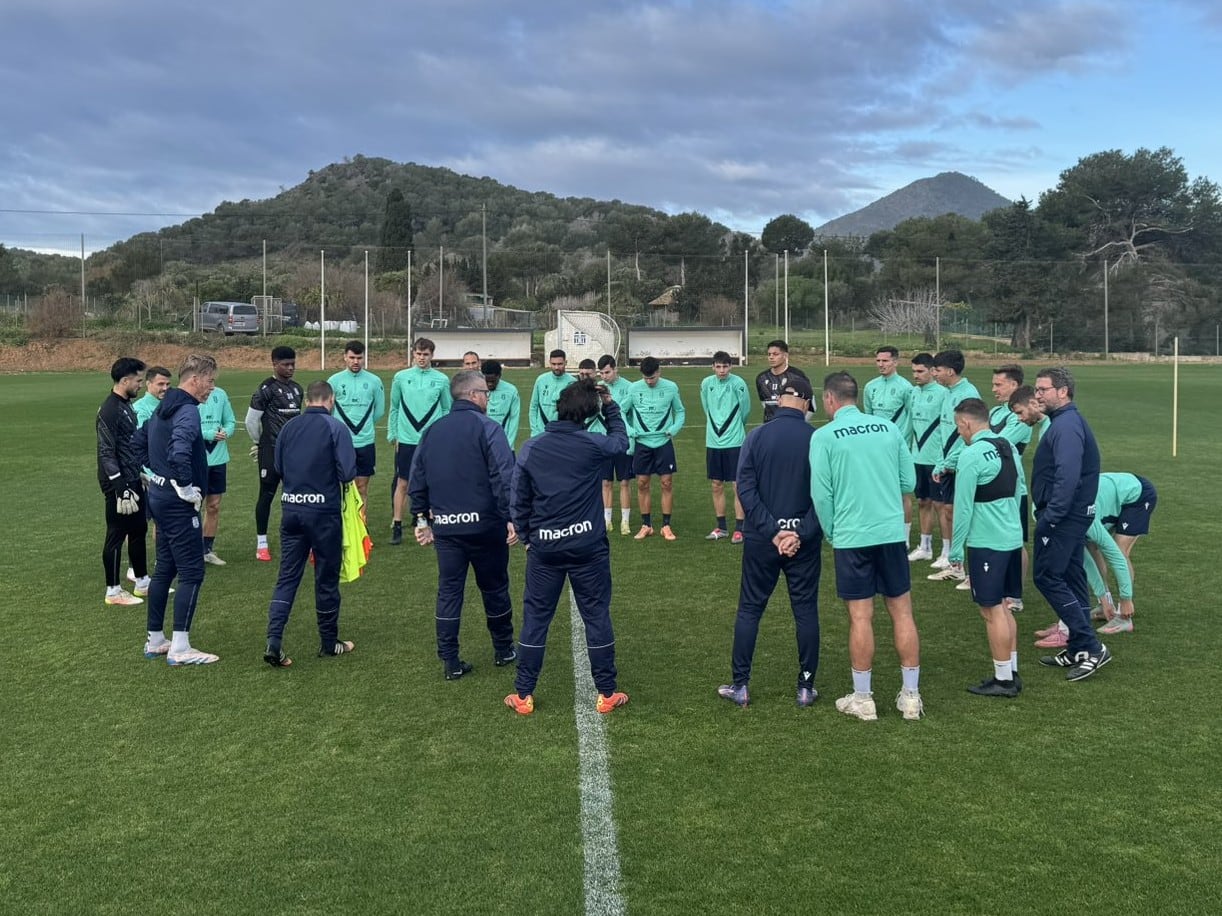El FC Cartagena entrena en La Manga a las órdenes de Javi Rey.