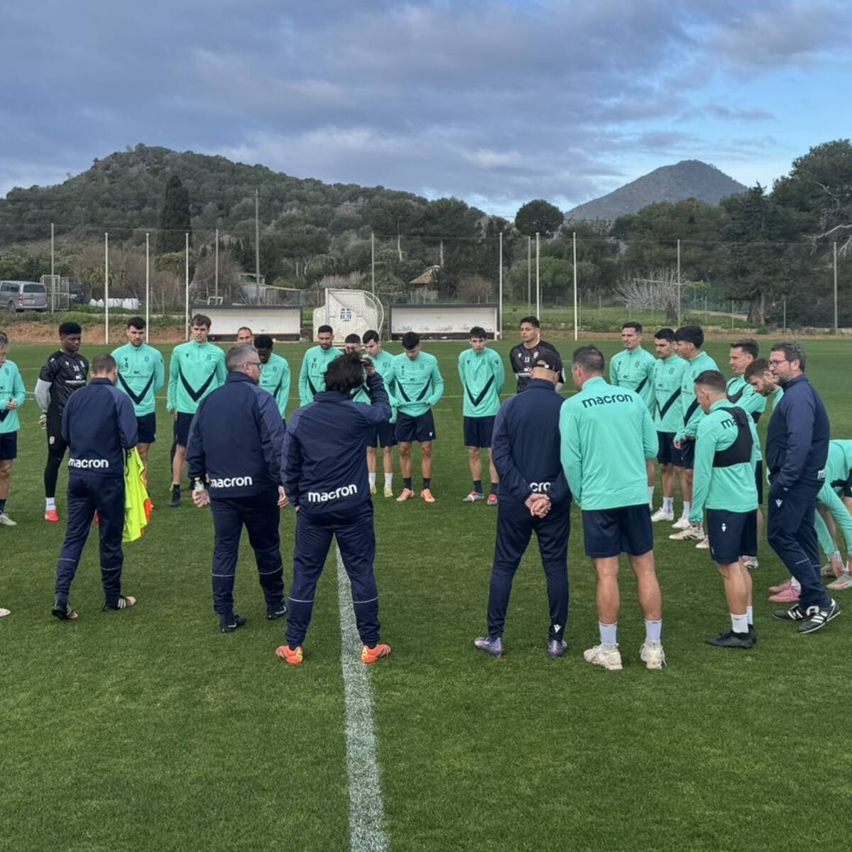 El Cartagena se pone al día con jugadores y trabajadores