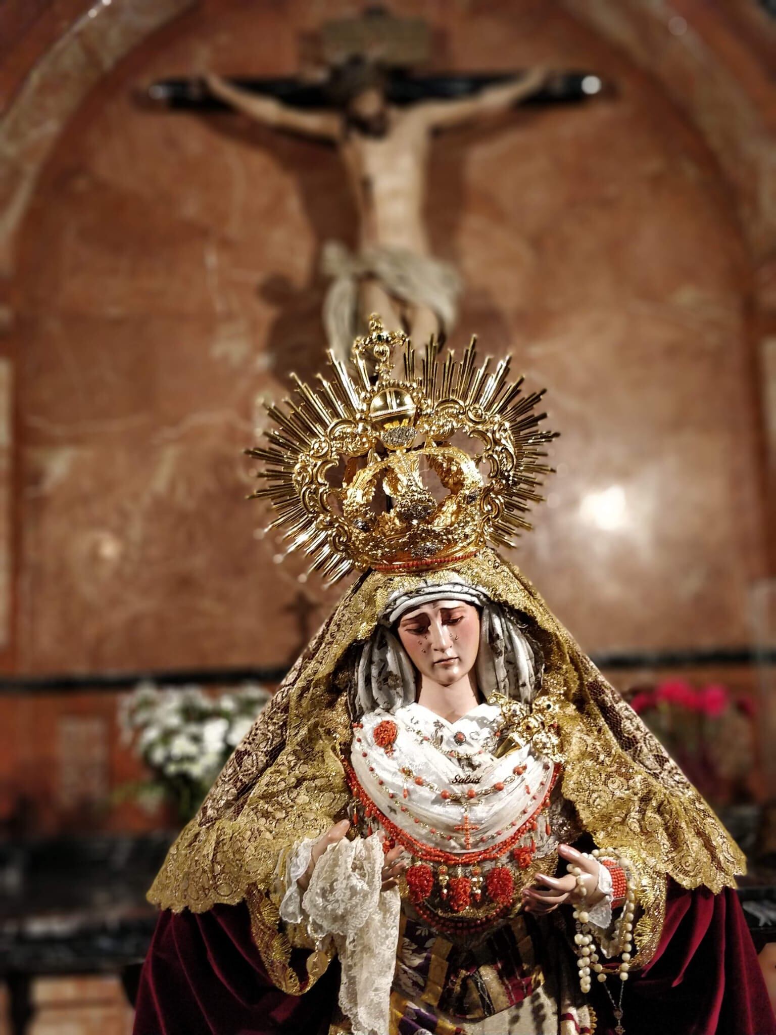 La Virgen de la Salud del Santo Ángel, ante el Cristo de los Desamparados de Martínez Montañés