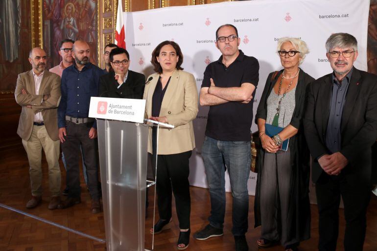 Membres del govern municipal i representants d'associacions de comerciants i veïnals, després de reunir-se per parlar del top manta al consistori.