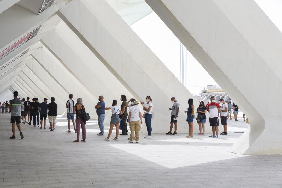 Decenas de adolescentes hacen cola para vacunarse de la primera dosis en la Ciudad de las Artes de Valencia