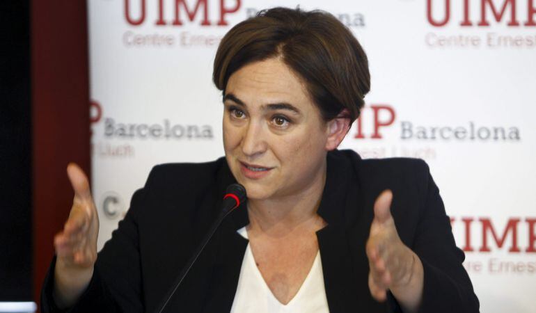 GRA354. BARCELONA, 14/10/2015.- La alcaldesa de Barcelona, Ada Colau, durante la mesa redonda sobre cambio institucional y gestión de políticas urbanas en el Centre de Cultura Contemporánea de Barcelona (CCCB), en la que también han participado los aldaldes de Valencia, Joan Ribó, y de Zaragoza, Pedro Santisteve, en la que han reivindicado una nueva política urbana ligada al resultado de las elecciones municipales del 24M, y los tres han defendido que ello no debe causar &quot;ninguna inquietud&quot;. EFE/Quique García.