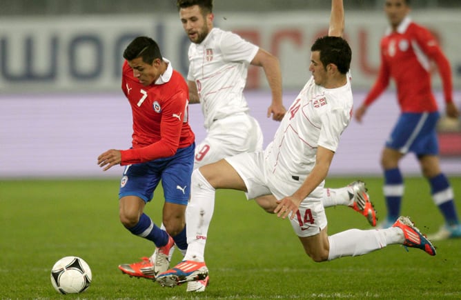 El chileno, en una acción durante el encuentro que su selección jugó ante Serbia y en el que sufrió una lesión que le impedirá jugar con el Barcelona cuatro semanas.