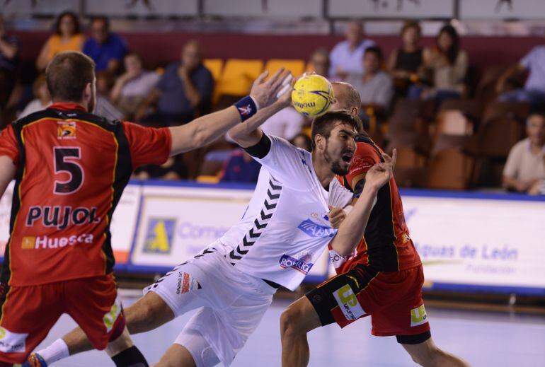 Juanjo Fern&aacute;ndez, entre los defensores del Bada Huesca