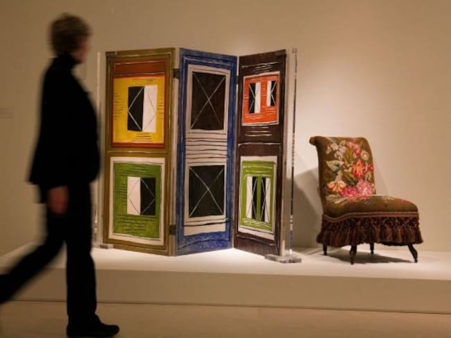 Una mujer observa la obra "Biombo" (Paris 1915-1916) que forma parte de la exposición temporal "Olga Picasso"